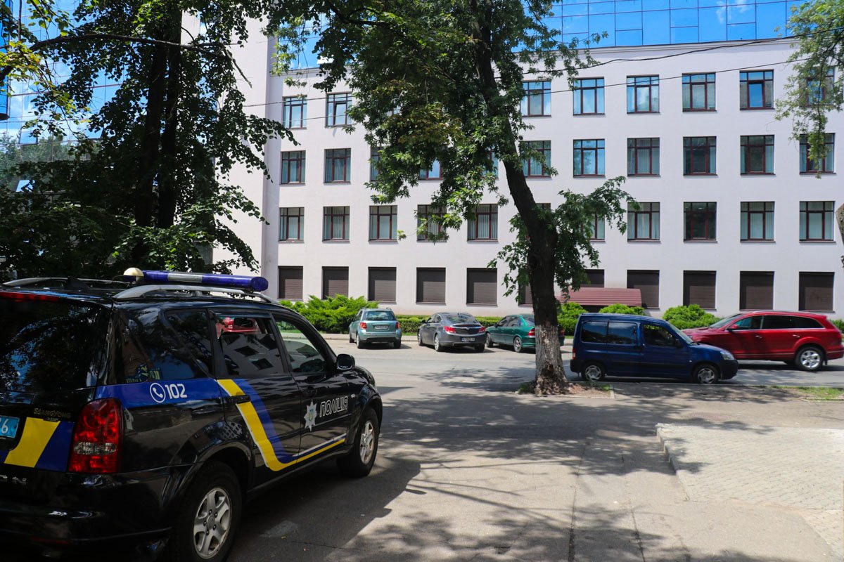 Следственно-оперативные группы уже закончили работу, однако на месте по прежнему дежурят полицейские