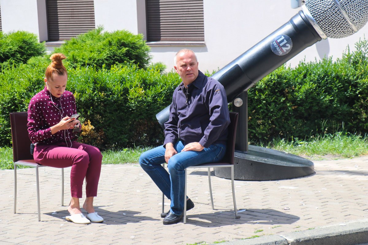 Временно все прямые эфиры телеканала проходят на улице, на фоне осколков фасада и дыры в стене