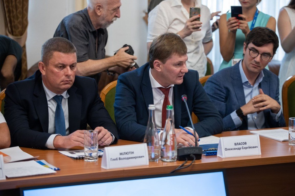 Исполняющего обязанности главы Государственной фискальной службы Александр Власов (по центру) Исполняющего обязанности главы Государственной фискальной службы Александр Власов (по центру)