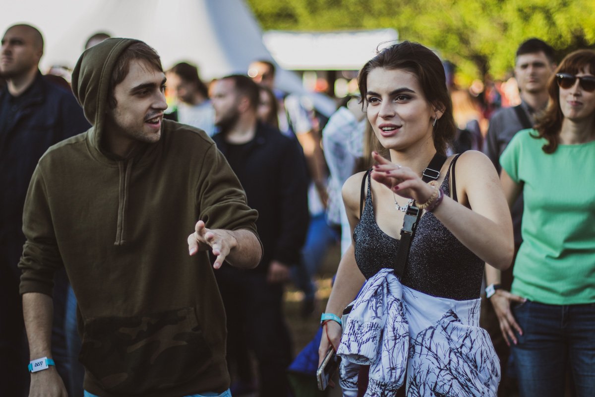 Фестивальщики гладят воображаемую лошадь Фестивальщики гладят воображаемую лошадь