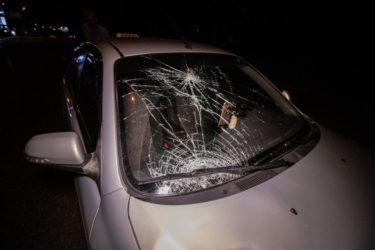 От столкновения пострадали пассажир такси и сам пешеход