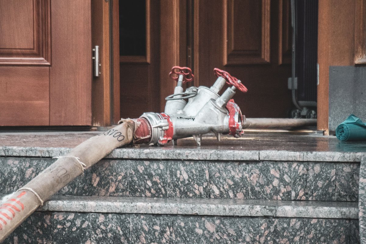 По предварительным данным, горела сауна, оборудованная в подвале здания