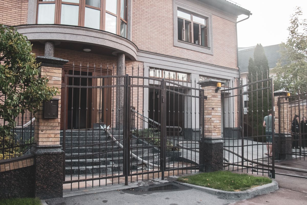 Из-за пожара улицу Щербаковского заволокло едким дымом