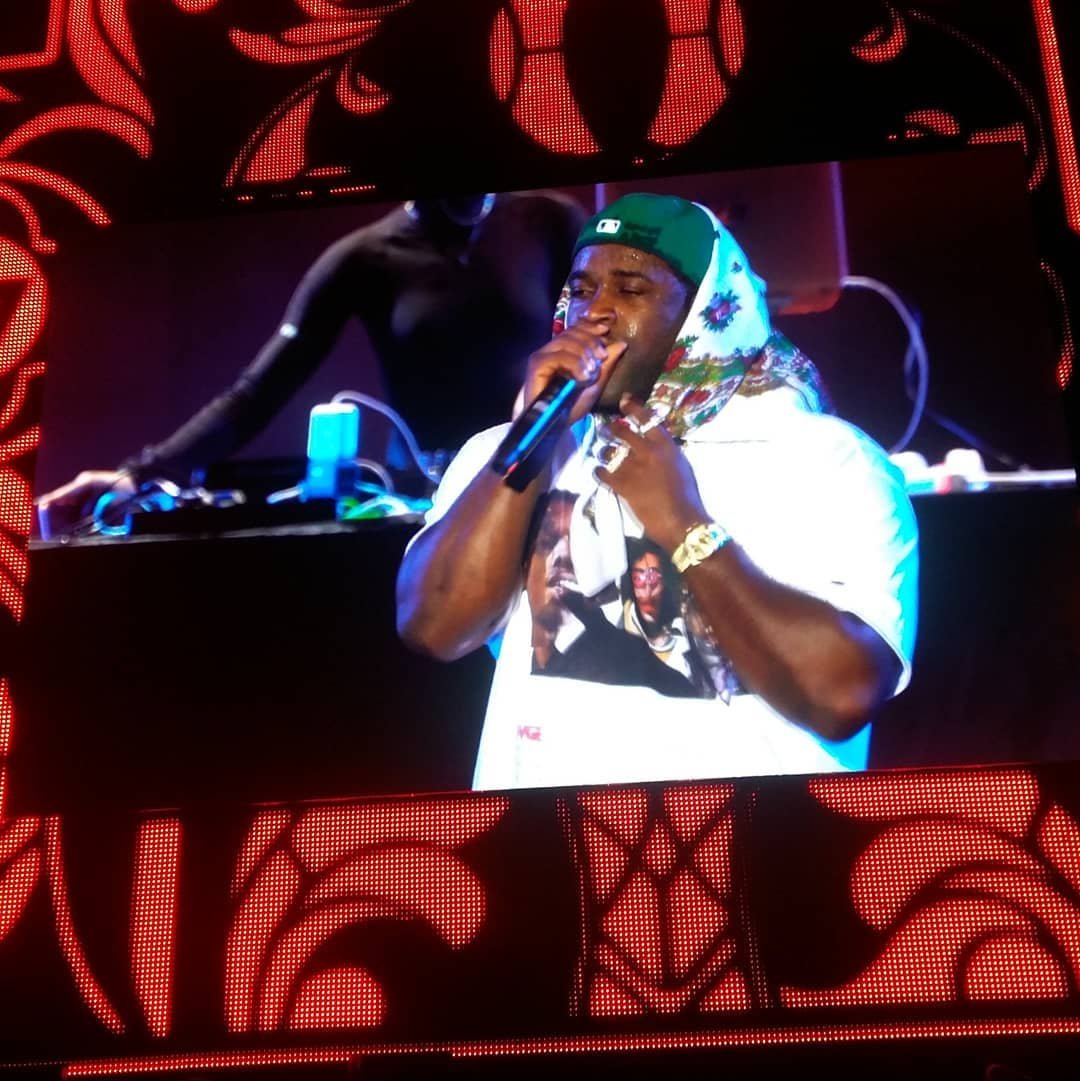 Кто-то из зала подарил исполнителю платок и он перевоплотился в Rocky. Фото: @duck_tosha