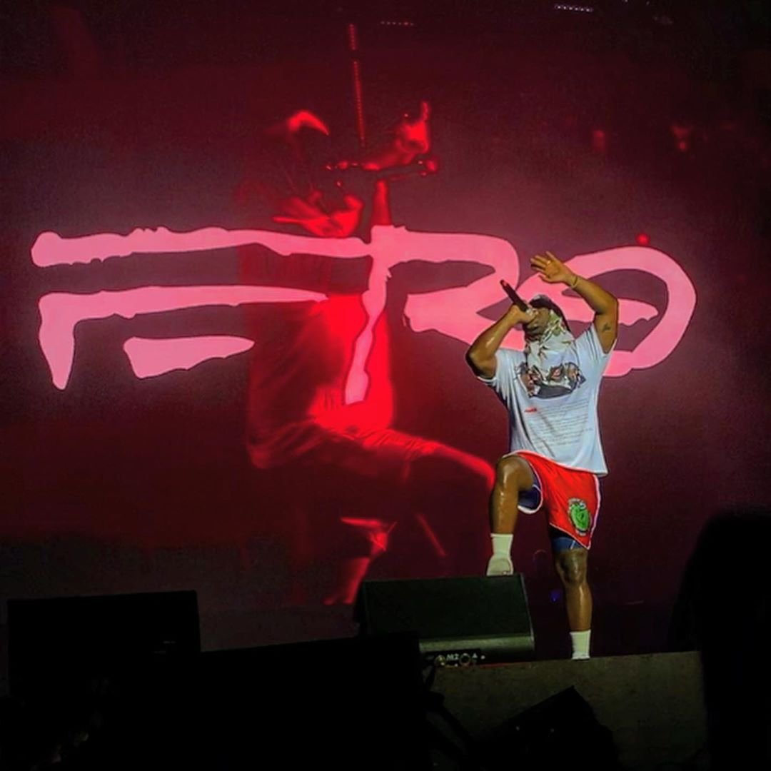 Между фанатами и артистом произошел равный обмен - он выкинул в толпу кепку, забрав платок с собой. Фото: @olaflorus