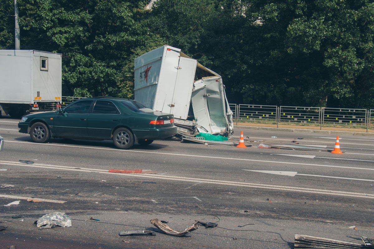 На бульваре Дружбы Народов в Киеве произошло ДТП с участием двух грузовиков