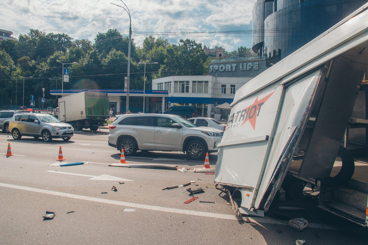 Он влетел в фургон Iveco, отчего у итальянского грузовика разворотило кузов