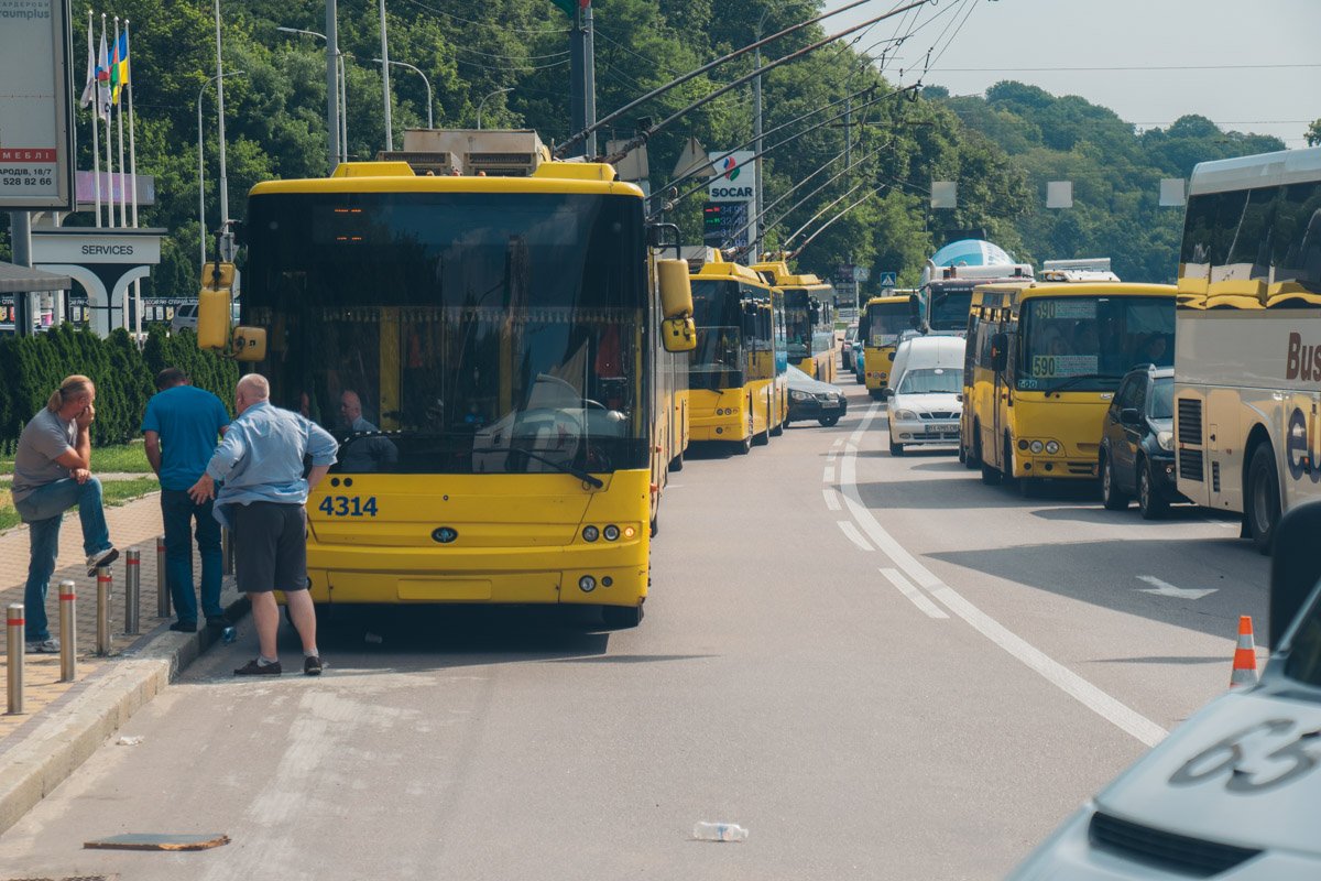 В результате аварии на дороге образовалась пробка в обе стороны