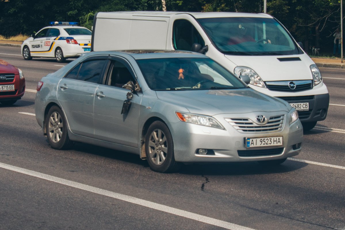 Более того, по касательной фургон Iveco задел седан Toyota