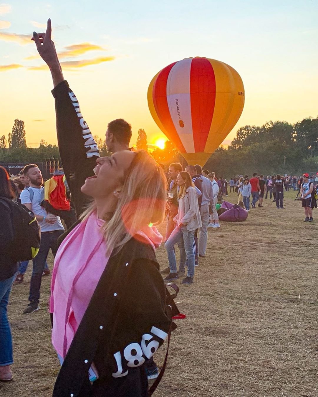 Кажется, воздушные шары всех мотивируют на яркие снимки. Но @avdeevajuls уверяет, что все дело в скором выступлении Сергея Бабкина