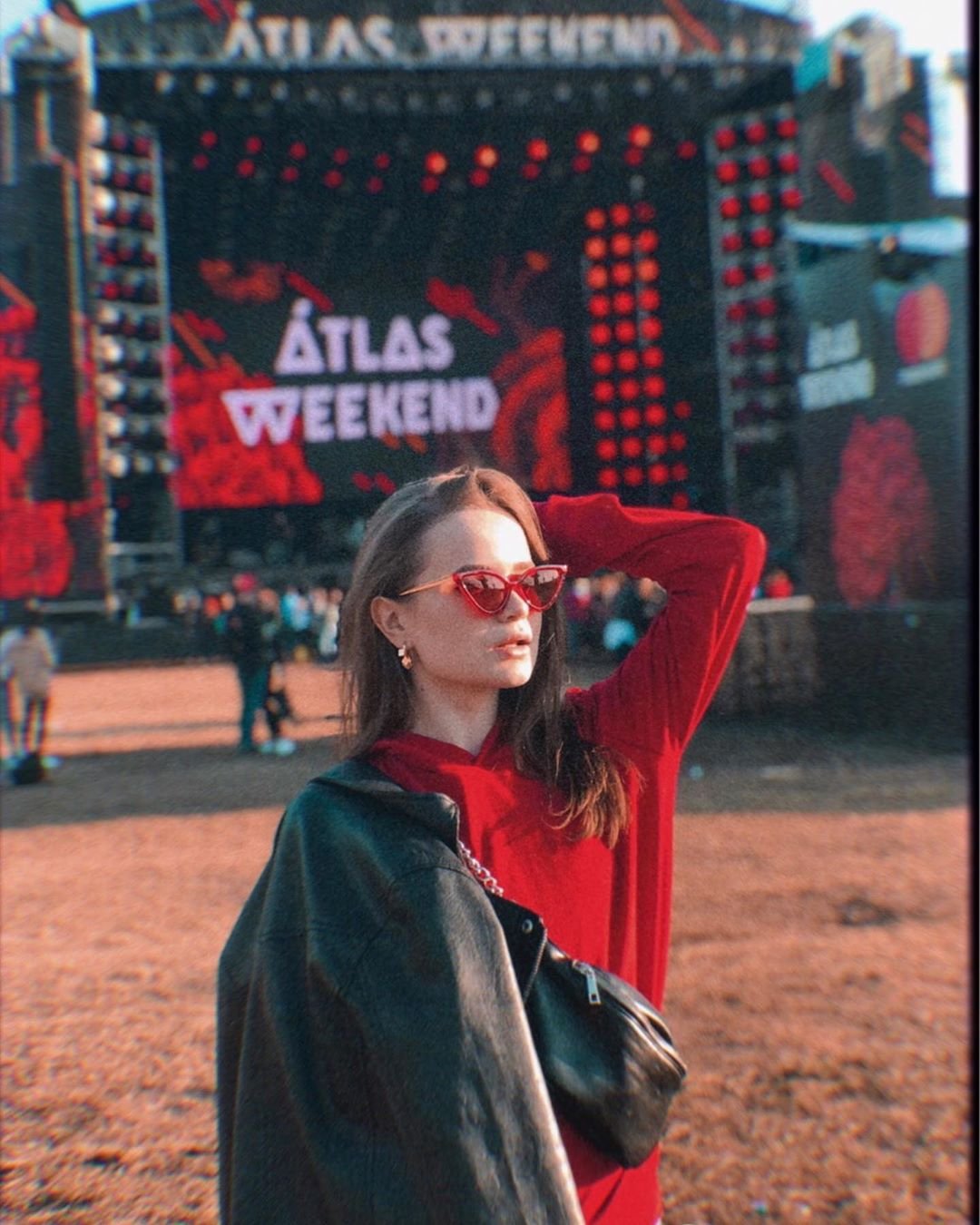 Порой любовь к фестивалю бывает настолько велика, что даже одежда и стиль оказываются "в цвет". С @subacheva_mua получилось именно так