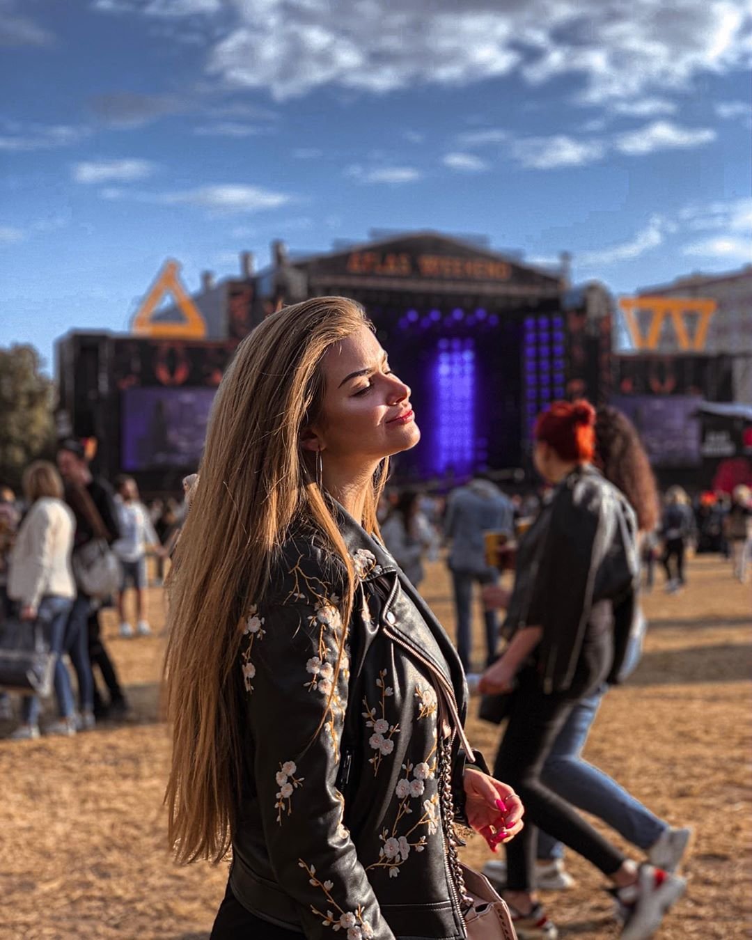 @popova.kt нежится под лучами не по-летнему прохладного солнца и под звуки очередного исполнителя