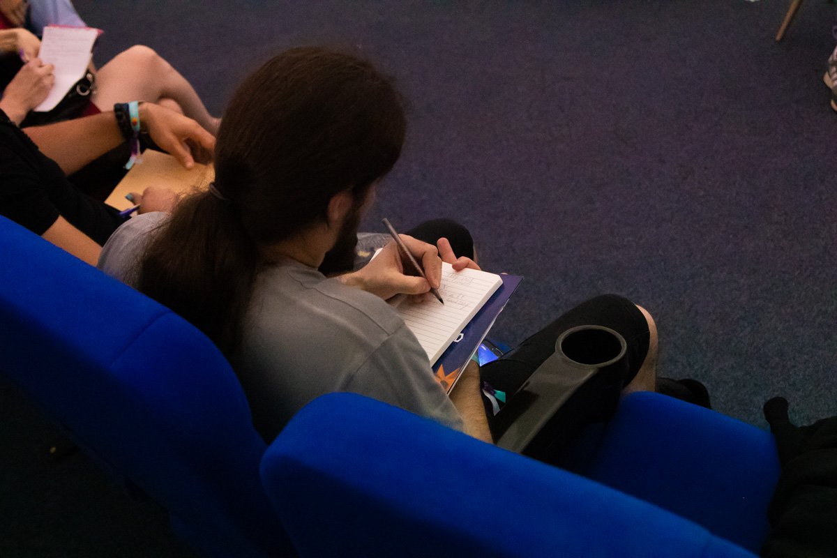 Кто-то все записывал в блокнот, чтобы ничего не пропустить и не забыть Кто-то все записывал в блокнот, чтобы ничего не пропустить и не забыть