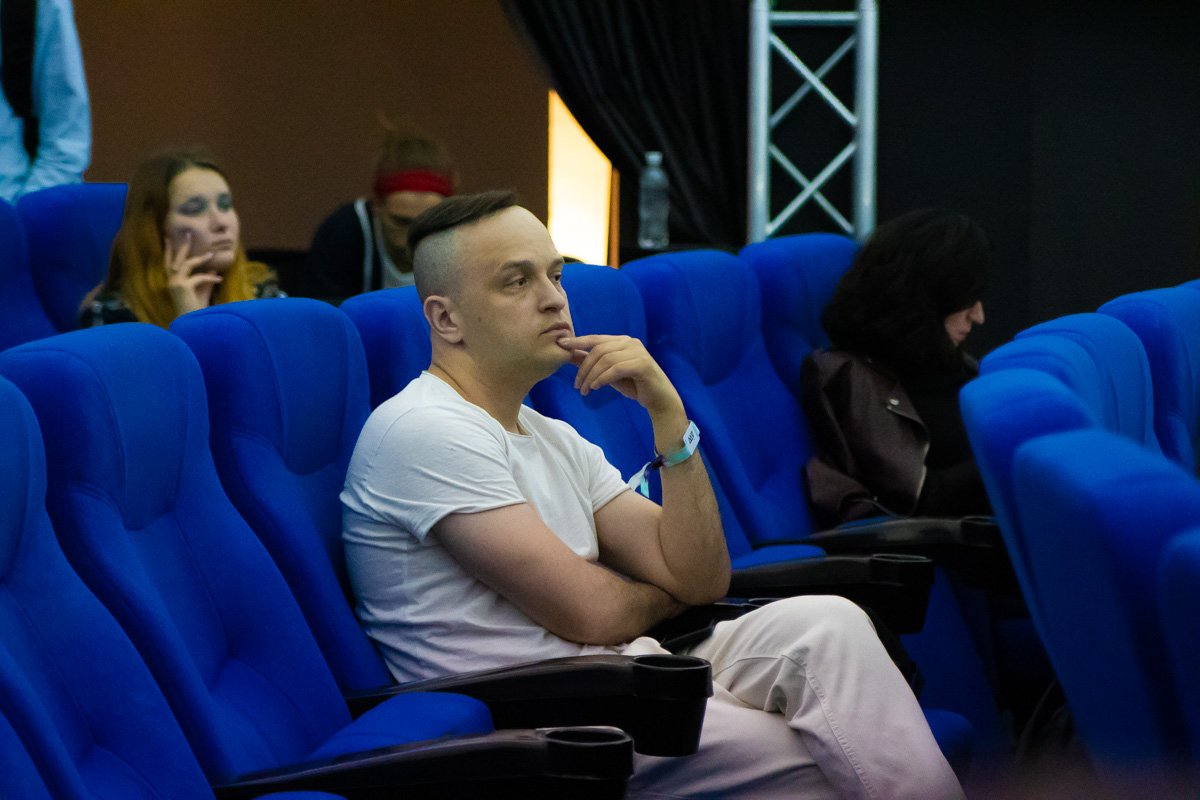 Конференция проходила в дневное время, поэтому не пришлось выбирать между ей и выступлениями артистов Конференция проходила в дневное время, поэтому не пришлось выбирать между ей и выступлениями артистов