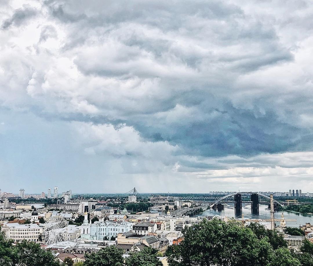 А вот так выглядело небо над столицей перед дождем: грозно и прекрасно. Отличный кадр удался @afterspace с аллеи художников
