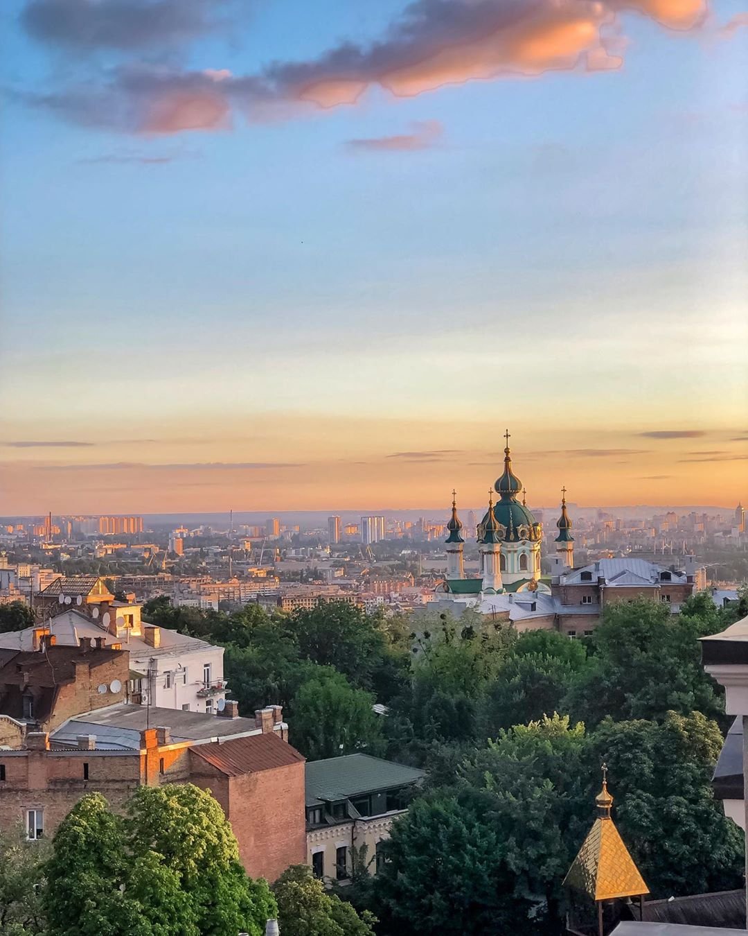 Отдельный кайф при съемке в городе - это фотографии с вот таким видом на крыши любимого "одноэтажного Киева". Порадовала эстетов в редакции @diana.gertsen