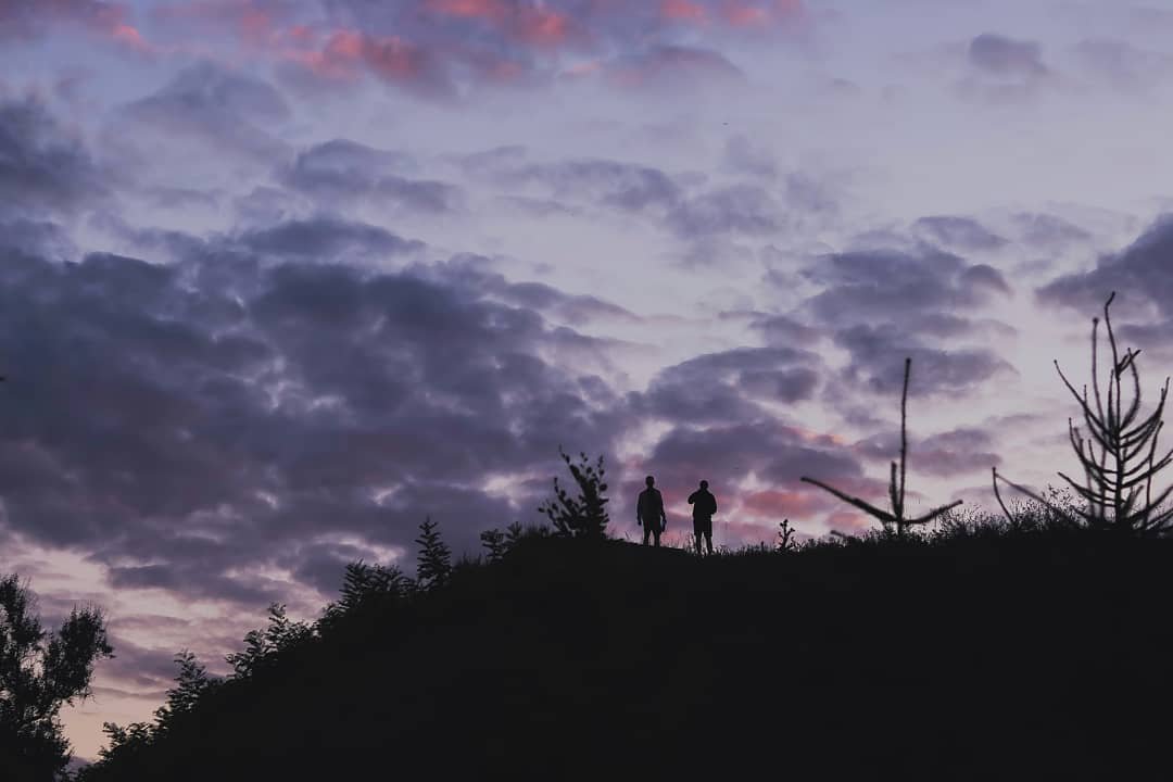 И даже когда тьма скрадывает лица и природу, получается волшебно. Передал сказочность четких линий горизонта @eugene_purgin