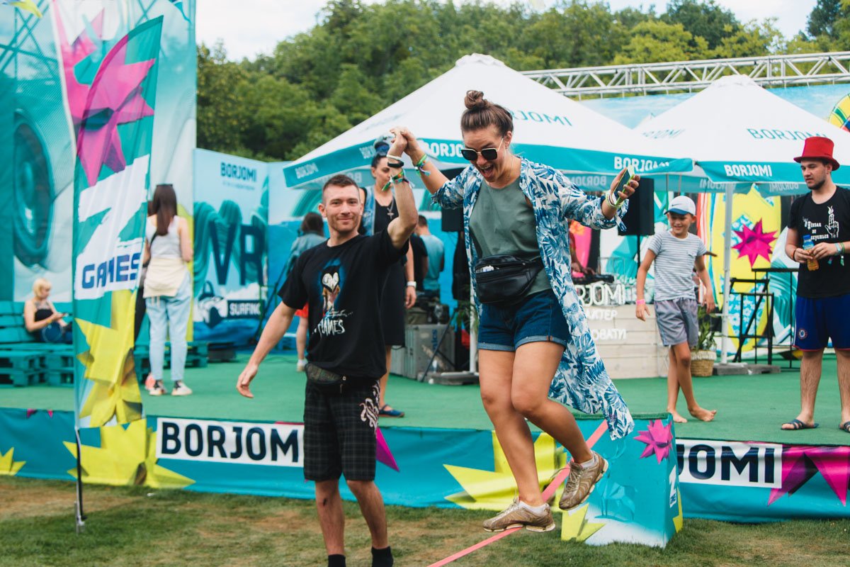 После двух стаканчиков сидра участвовать в таких развлечениях становится еще интереснее После двух стаканчиков сидра участвовать в таких развлечениях становится еще интереснее