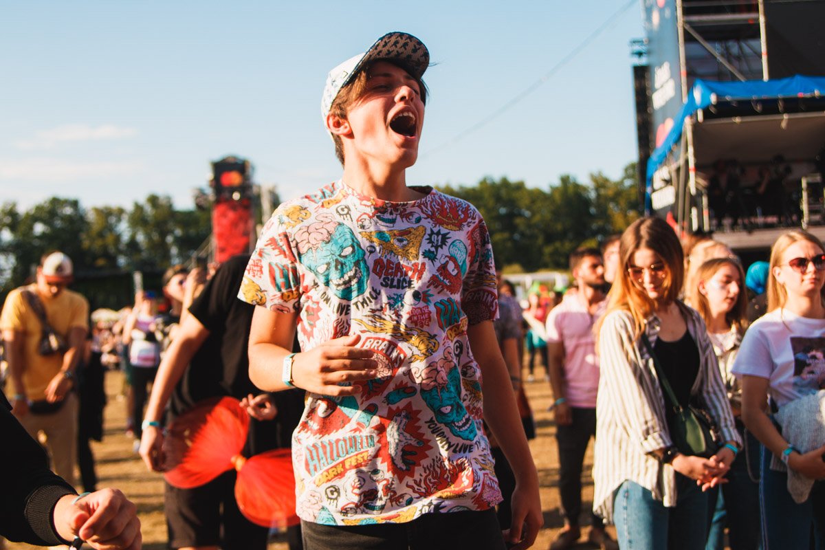 И как не подпевать любимые песни? И как не подпевать любимые песни?