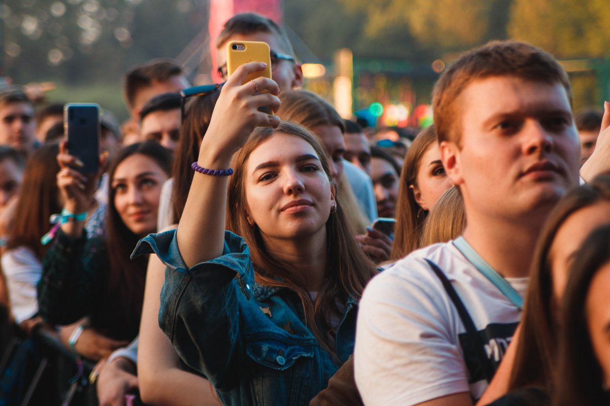 Фестивальщики не выпускали телефоны из рук и снимали все вокруг Фестивальщики не выпускали телефоны из рук и снимали все вокруг