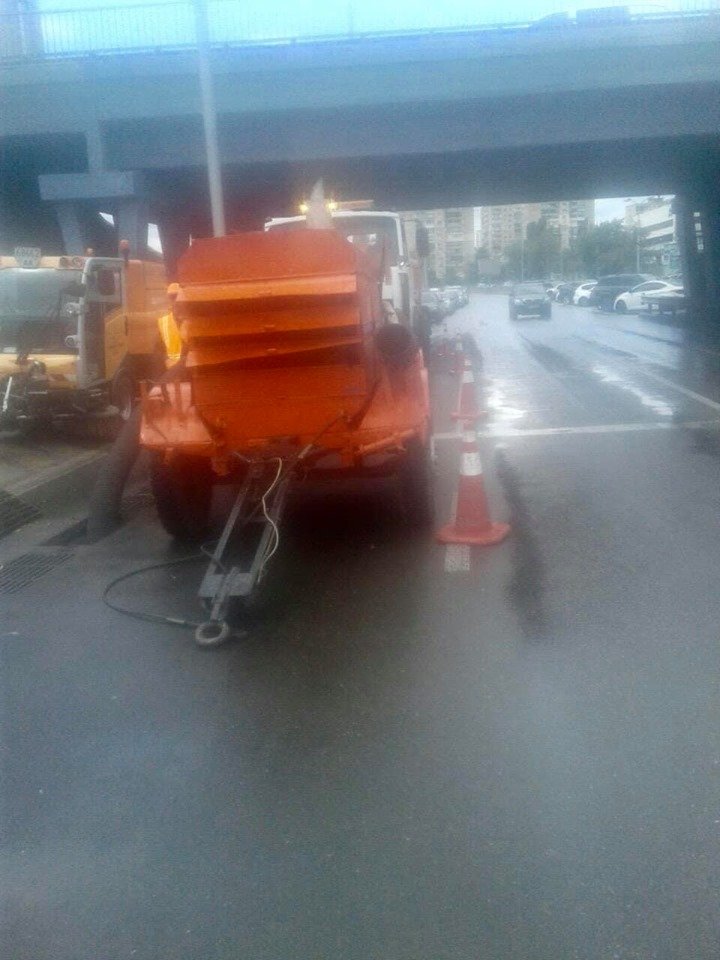 Коммунальные службы города работают в усиленном режиме и ликвидируют последствия непогоды Коммунальные службы города работают в усиленном режиме и ликвидируют последствия непогоды