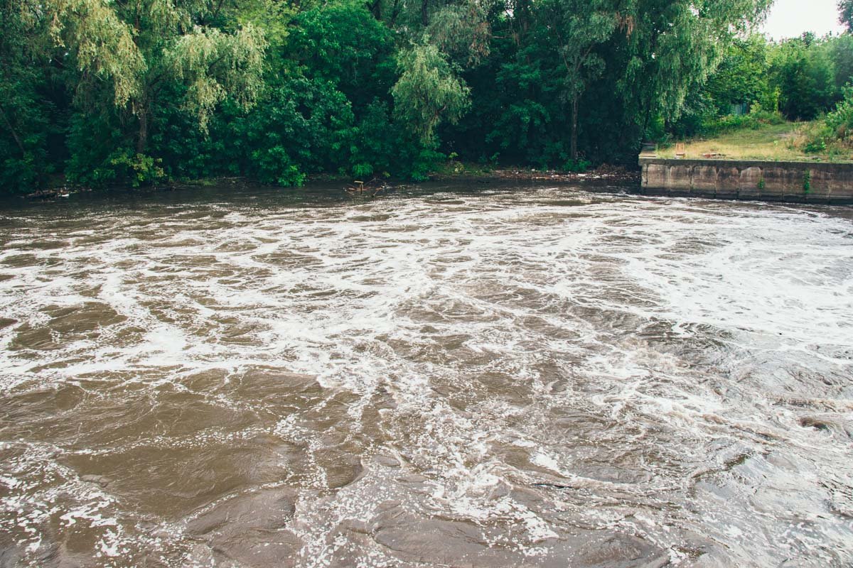Здесь, да и на всем протяжении реки, Лыбедь сейчас скорее почти коричневого цвета из-за обилия грязи и грунта после ливня