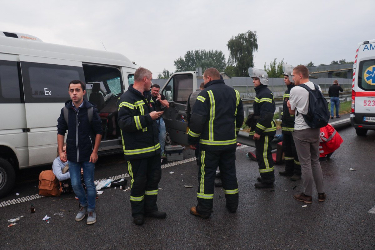 На месте работают экстренные службы