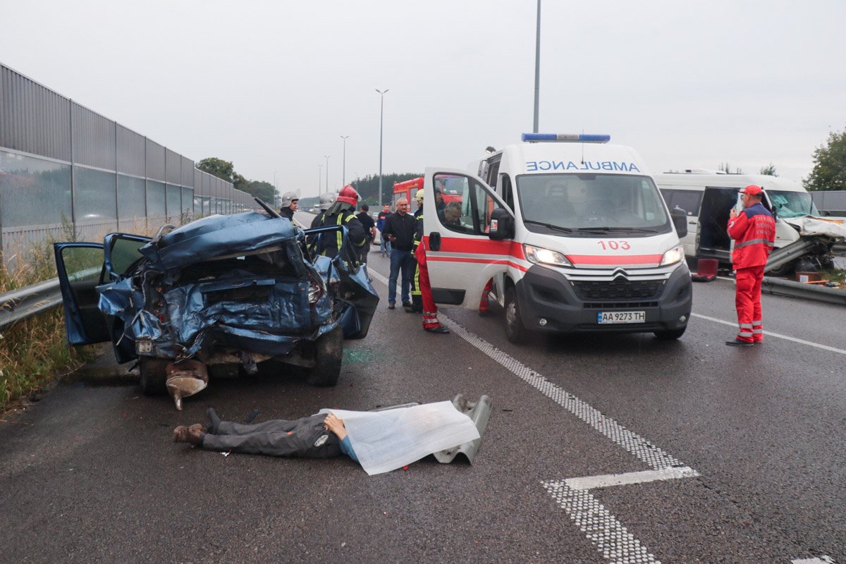 Под Киевом произошло масштабное ДТП с участием маршрутки и легковушки Под Киевом произошло масштабное ДТП с участием маршрутки и легковушки