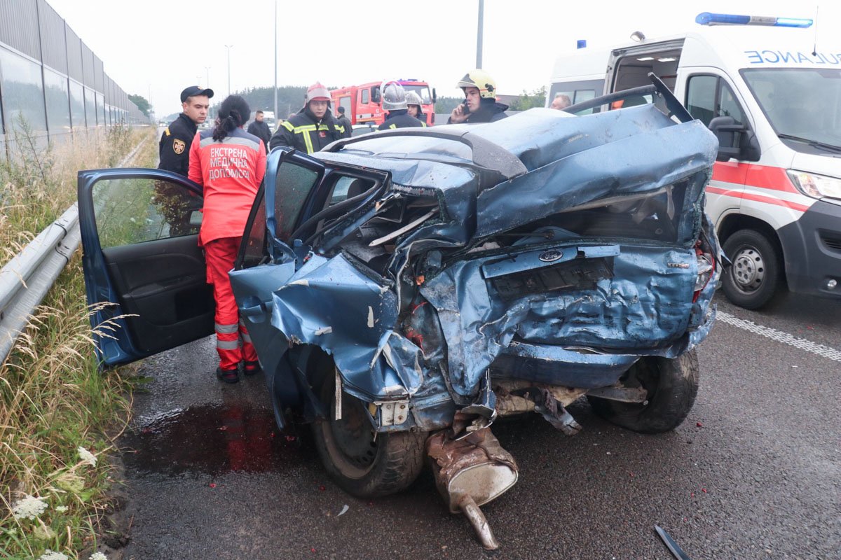 Позже стало известно, что в легковом авто ехал еще один мужчина, его госпитализировали медики, но он погиб по пути в больницу Позже стало известно, что в легковом авто ехал еще один мужчина, его госпитализировали медики, но он погиб по пути в больницу