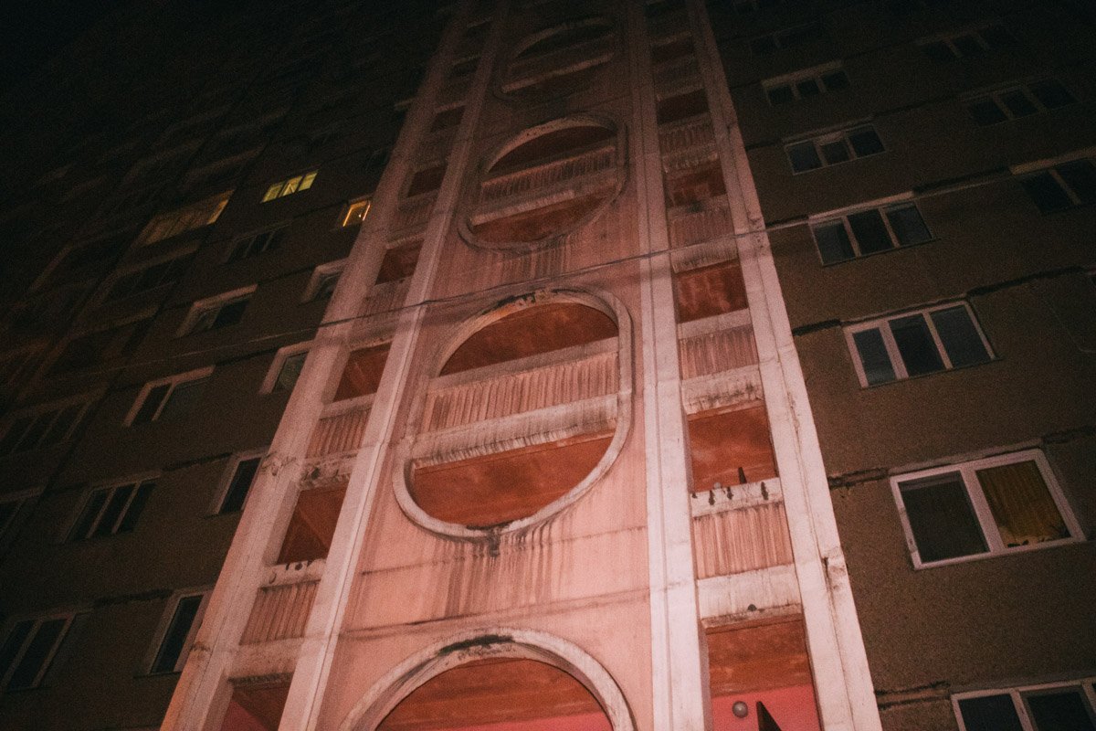 В Дарницком районе Киева по адресу Харьковское шоссе, 160а женщина вернулась домой и нашла своего сына мертвым