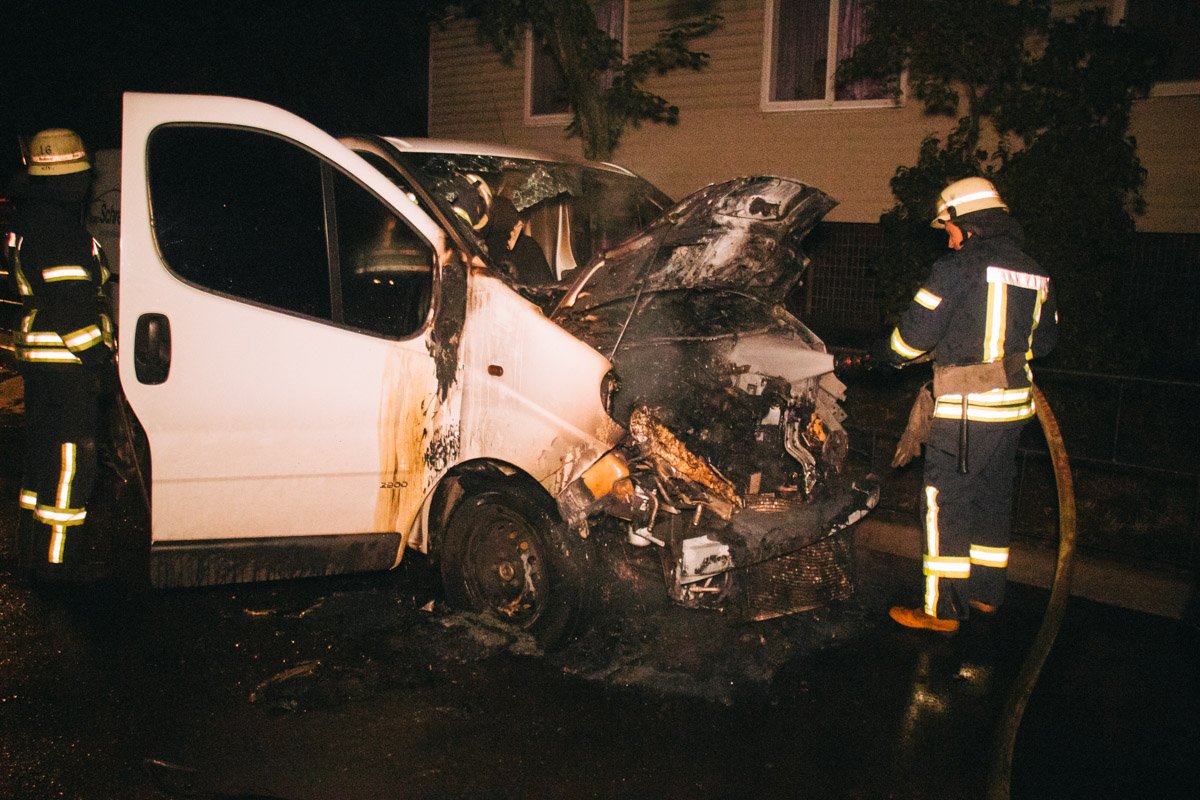 Во дворе жилого дома горел автомобиль Opel Vivaro