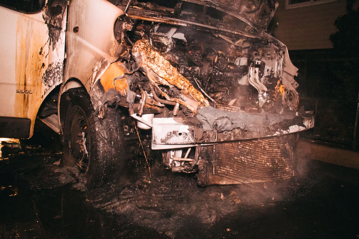 Предварительно, пожар начался под капотом машины