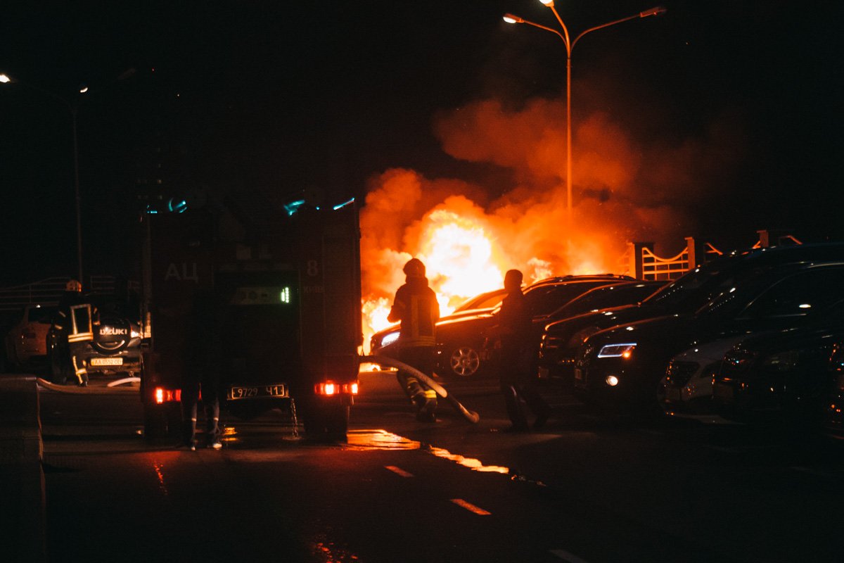 В ночь на 15 июля в Киеве по адресу улица Михаила Драгомирова, 2а произошел пожар В ночь на 15 июля в Киеве по адресу улица Михаила Драгомирова, 2а произошел пожар