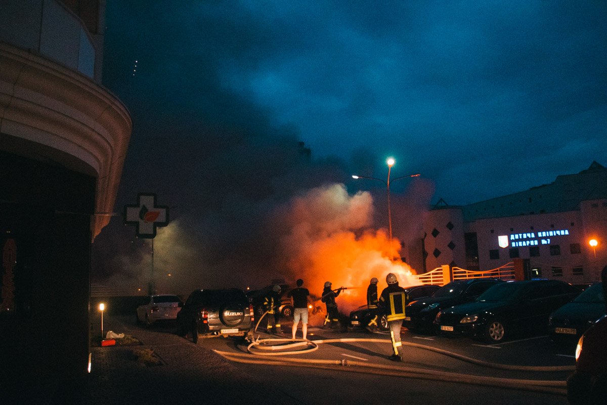 Во дворе жилого дома ЖК "Новопечерский" горел Mercedes Во дворе жилого дома ЖК "Новопечерский" горел Mercedes