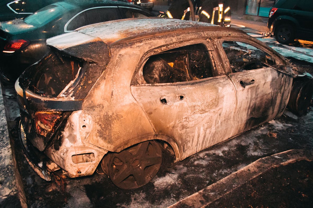 Одну из машин огонь уничтожил полностью Одну из машин огонь уничтожил полностью