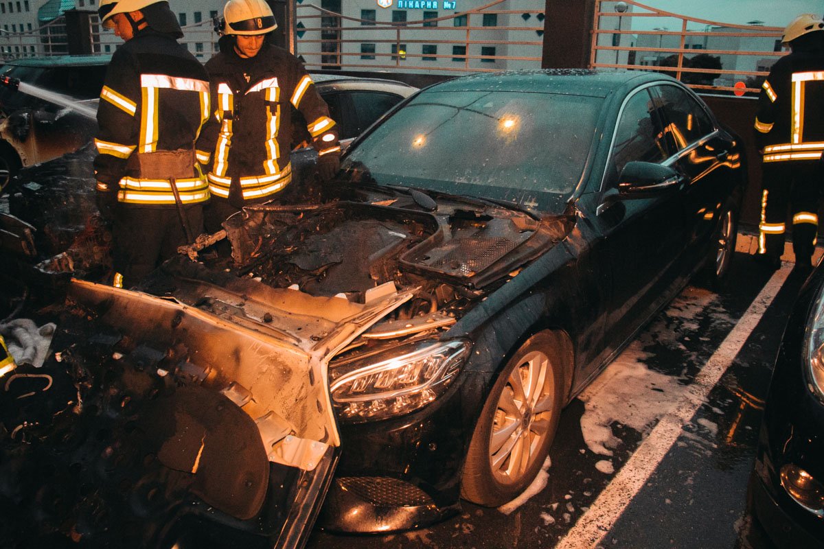 Также пострадал и рядостоящий Mercedes Также пострадал и рядостоящий Mercedes