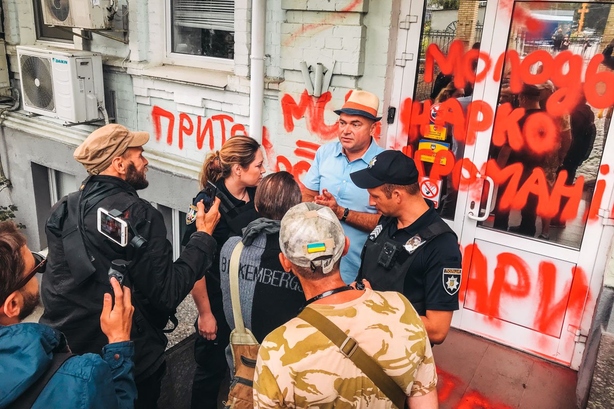 Около 20 человек пытались прорваться в здание 