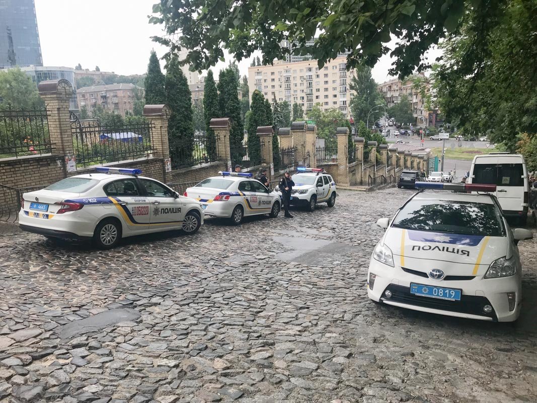 На место стянули большие силы полиции 