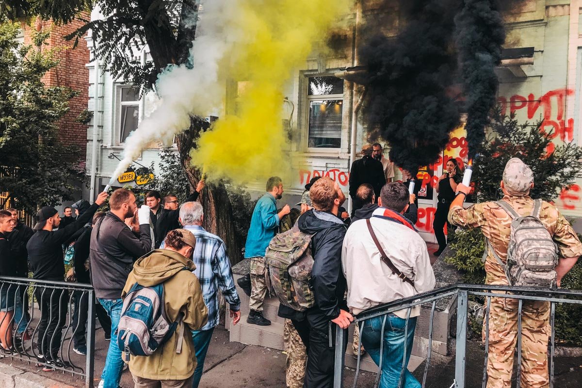 Протестующие представились участниками боевых действий. По их словам, лотереи этой компании принадлежат олигархам из России