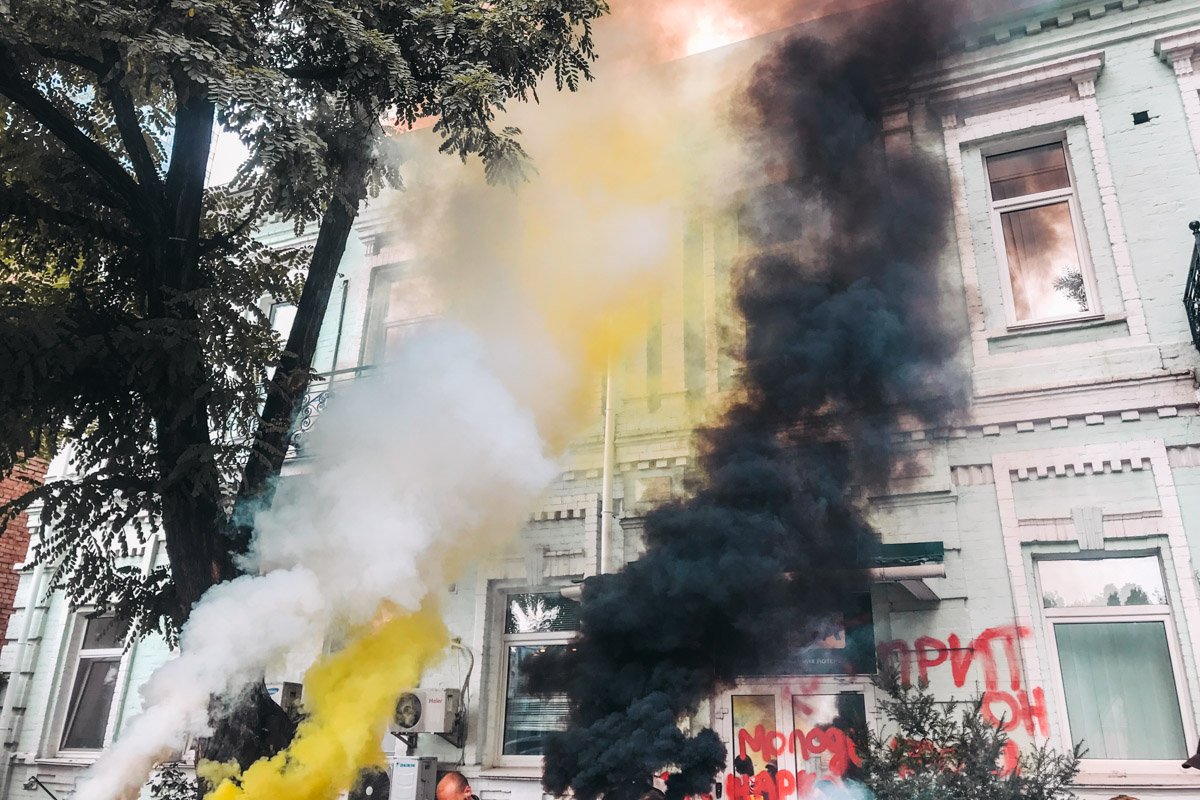 Участники акции зажгли файера и отправили несколько своих представителей внутрь 