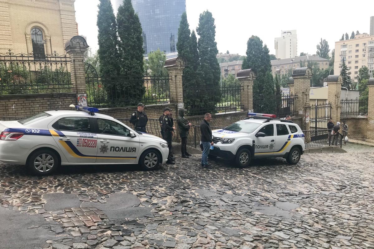 Возле офиса произошла стычка, никто серьезно не пострадал. Порядок охраняли спецподразделения 