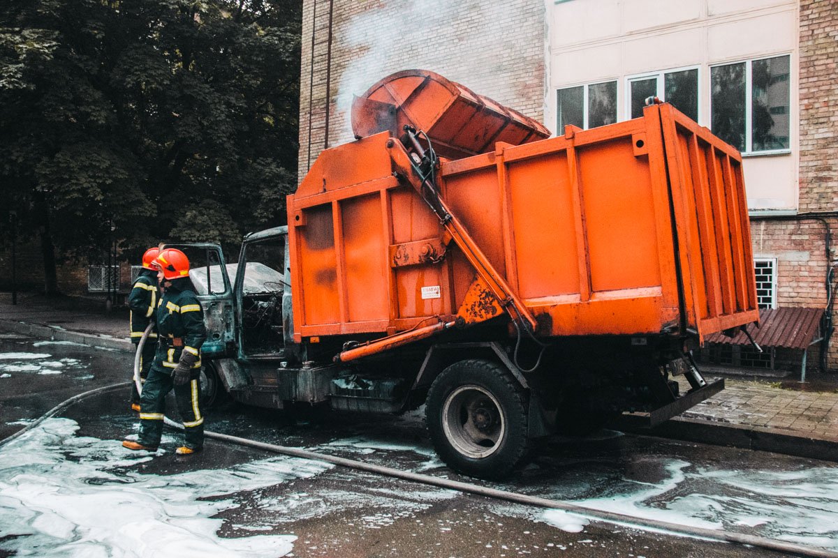 В Киеве на КПИ загорелся и покатился мусоровоз 2