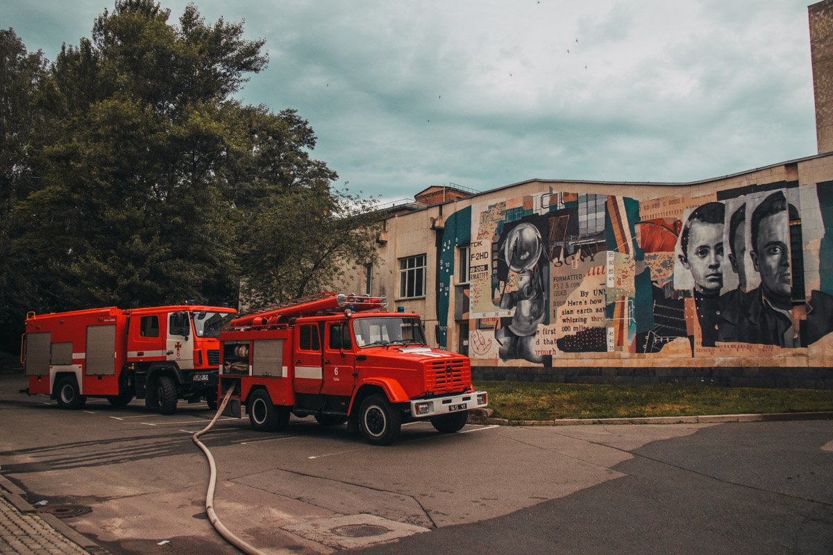 В Киеве на КПИ загорелся и покатился мусоровоз 4