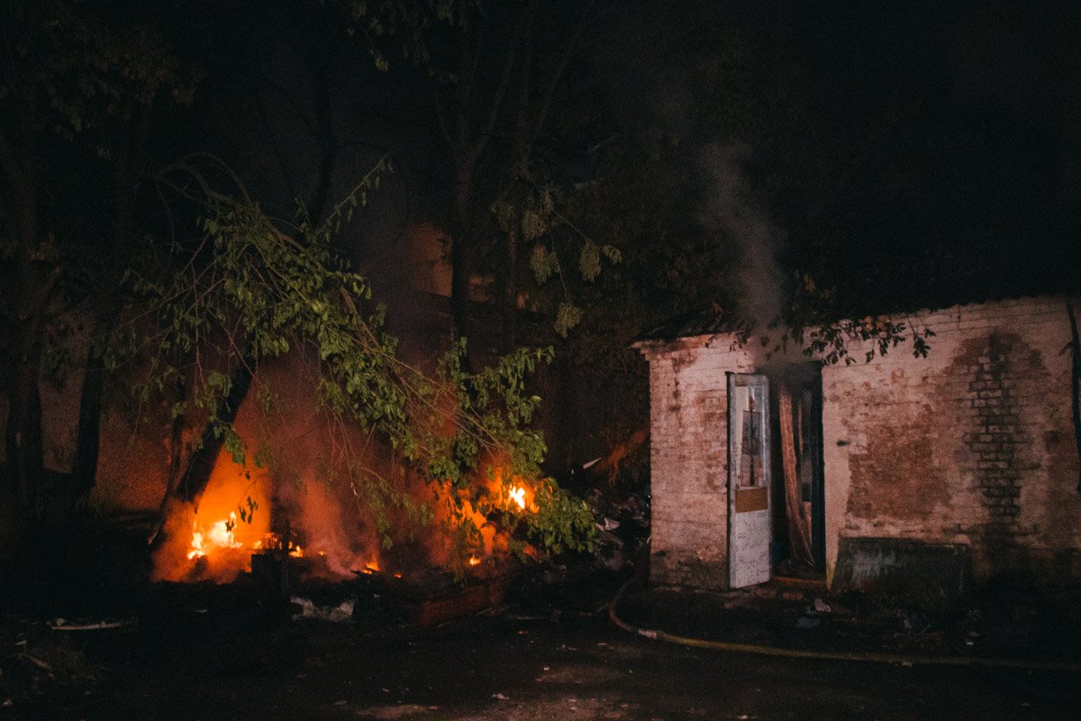 На Отрадном в Киеве загорелось одноэтажное здание На Отрадном в Киеве загорелось одноэтажное здание