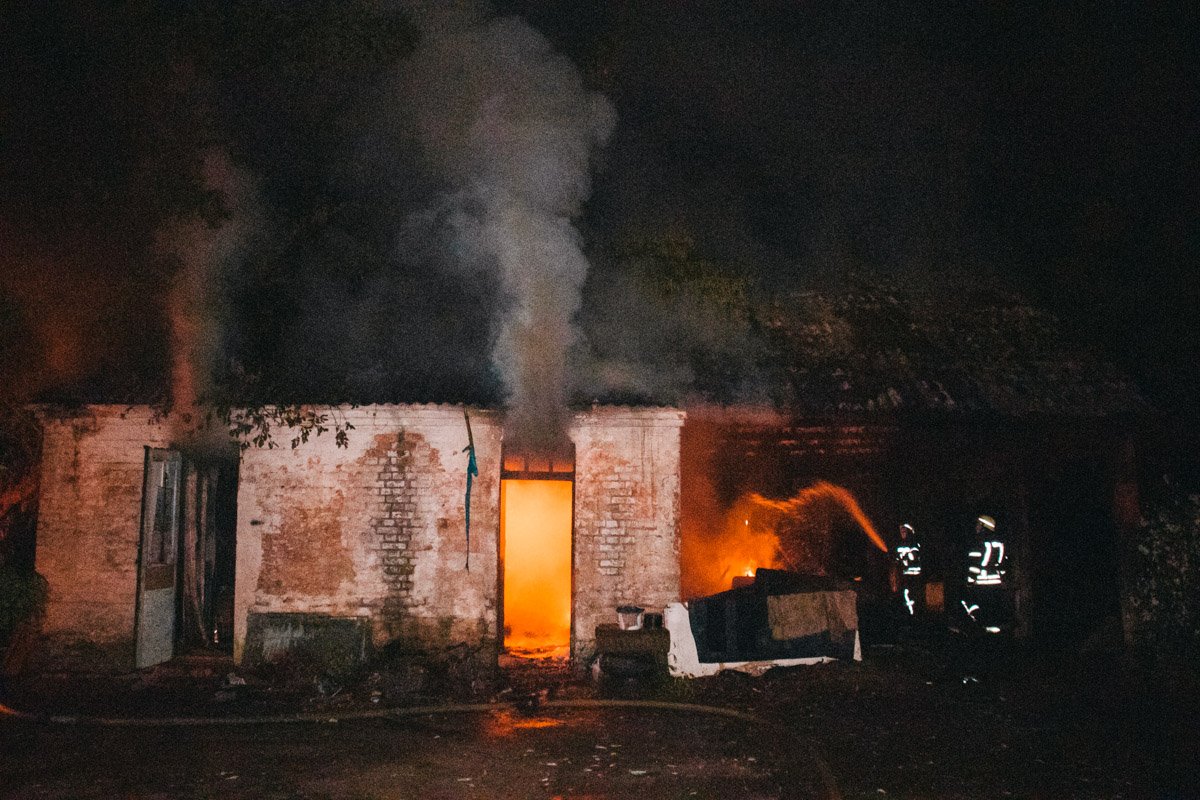 Огонь полностью охватил помещение Огонь полностью охватил помещение