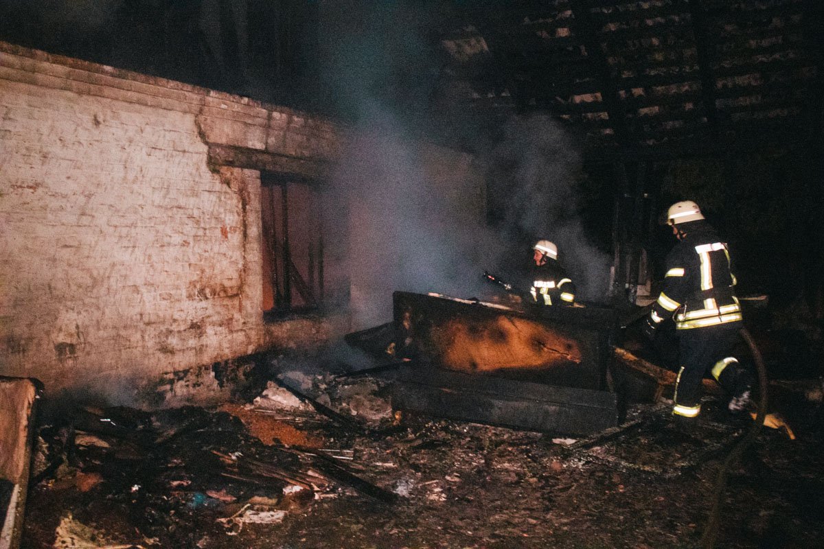 По словам местных жителей, в помещении жили бездомные По словам местных жителей, в помещении жили бездомные