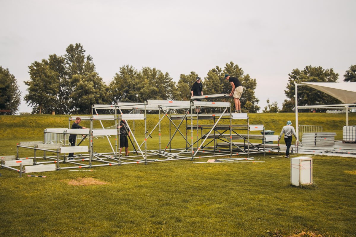 Для Джареда Лето монтируют отдельный подиум, чтобы певец был ближе к фанатам 