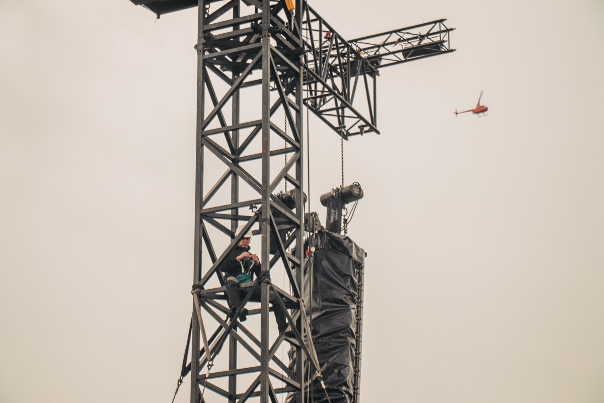 А мы монтажники-высотники и с высоты вам шлем привет 