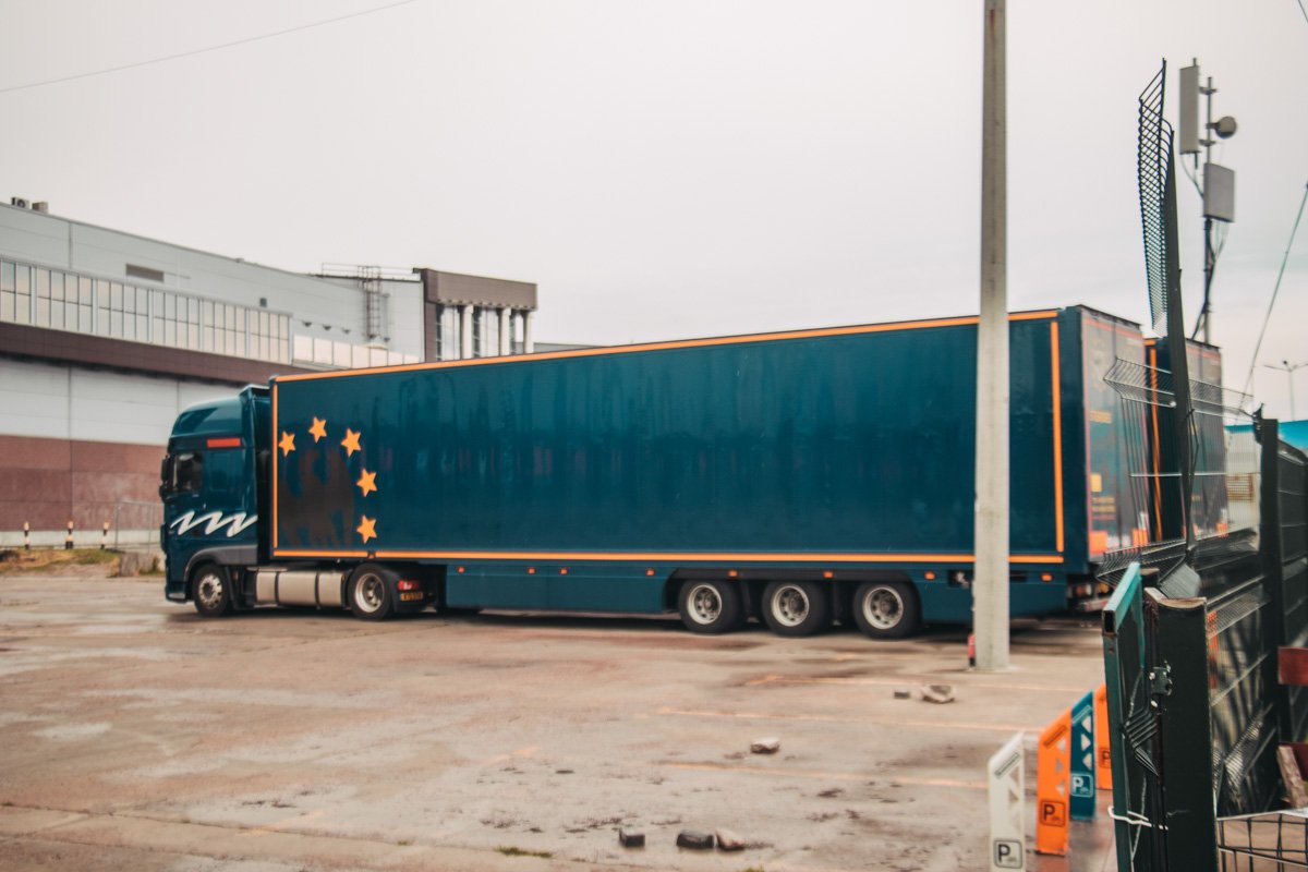 Те самые фуры с оборудованием для выступления Bring Me the Horizon 