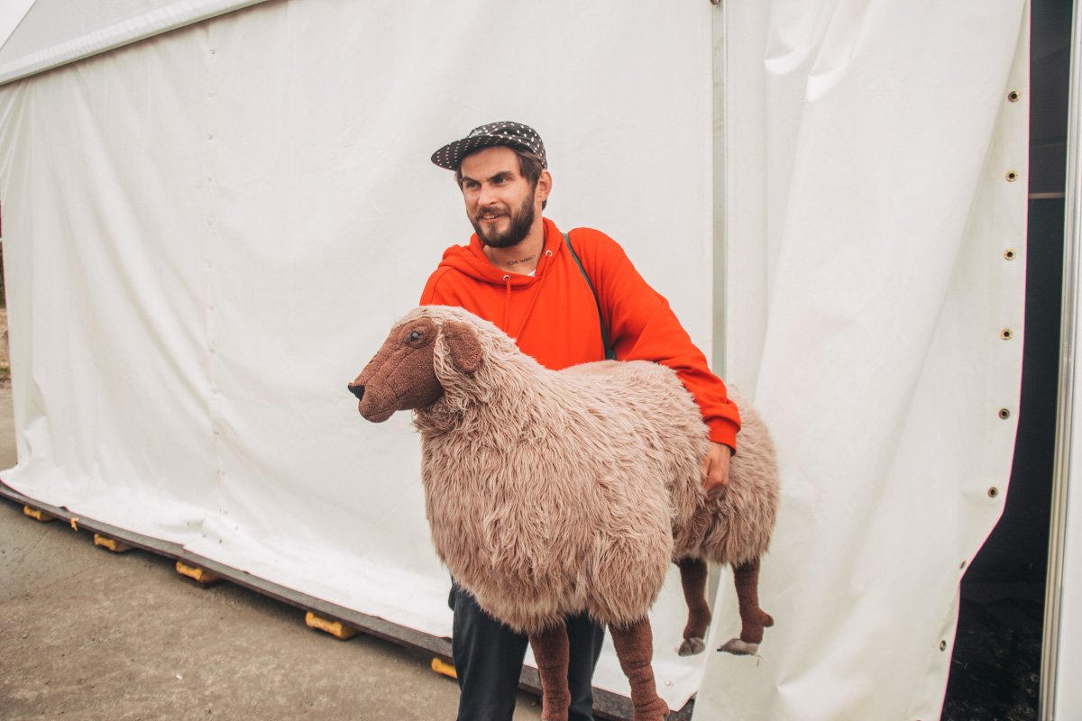 В своем райдере Die Antwoord требуют мягких игрушек в гримерку. Это овечка для них 